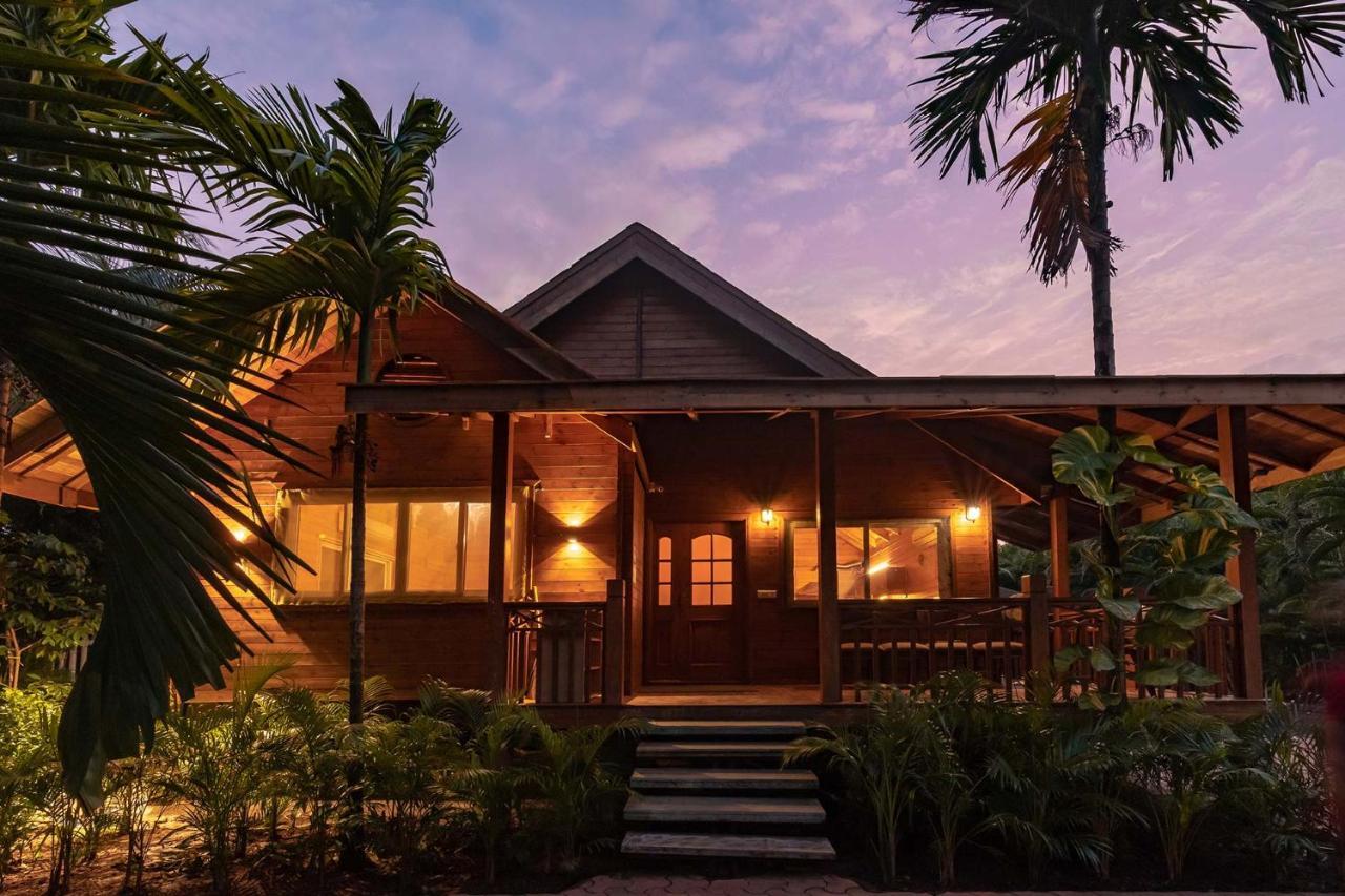 Nature'S Abode - The Wooden Villa At Morjim By Stayvista Exteriör bild